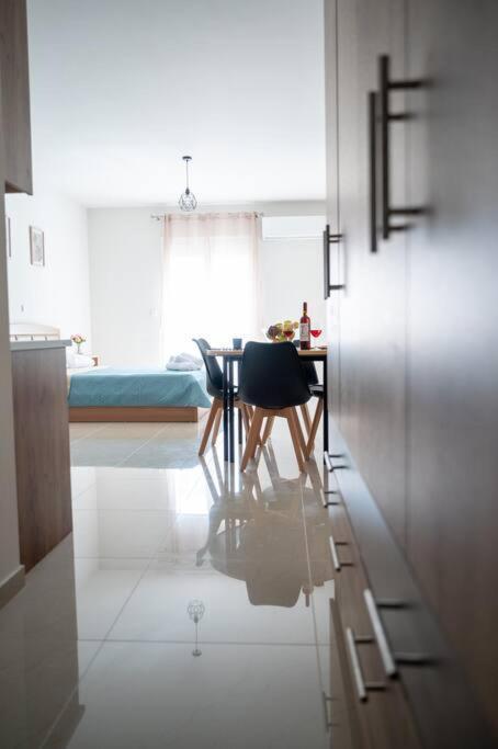 Anesis Airport Rooms 204 코로피온 외부 사진