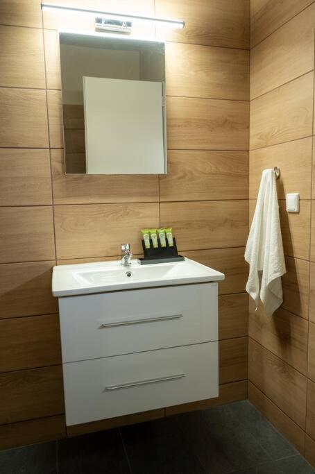 Anesis Airport Rooms 204 코로피온 외부 사진